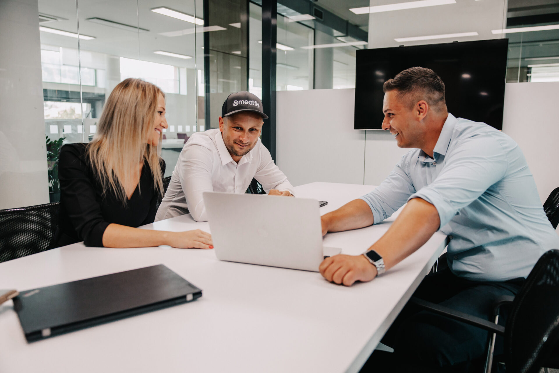 markéta adam a david u stolu, díváme se do pc